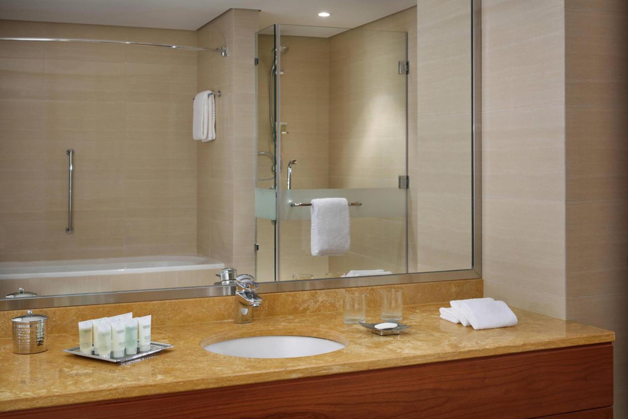 Courtyard By Marriott Kuwait City Eksteriør bilde
